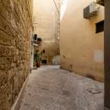 Ci dirigiamo prima alle spalle del palazzo incamminandoci sulla stretta strada Incuria...